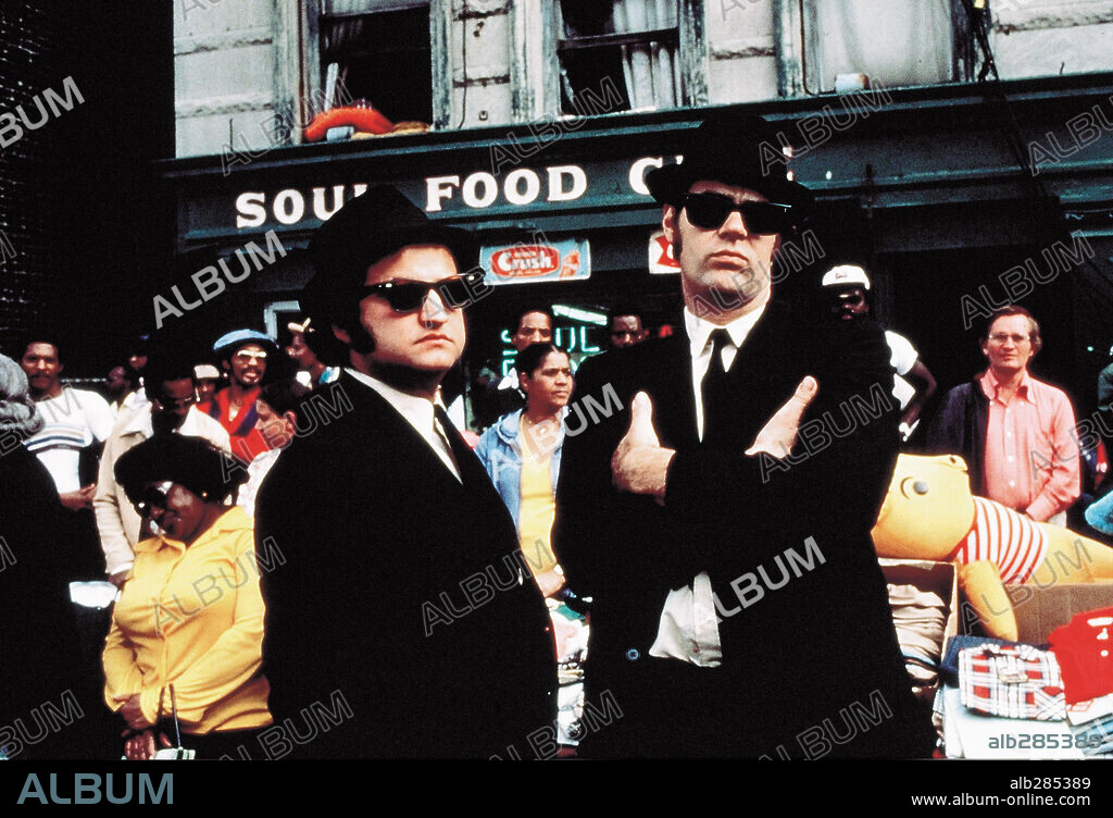 DAN AYKROYD y JOHN BELUSHI en GRANUJAS A TODO RITMO, 1980 (THE BLUES BROTHERS), dirigida por JOHN LANDIS. Copyright UNIVERSAL PICTURES.