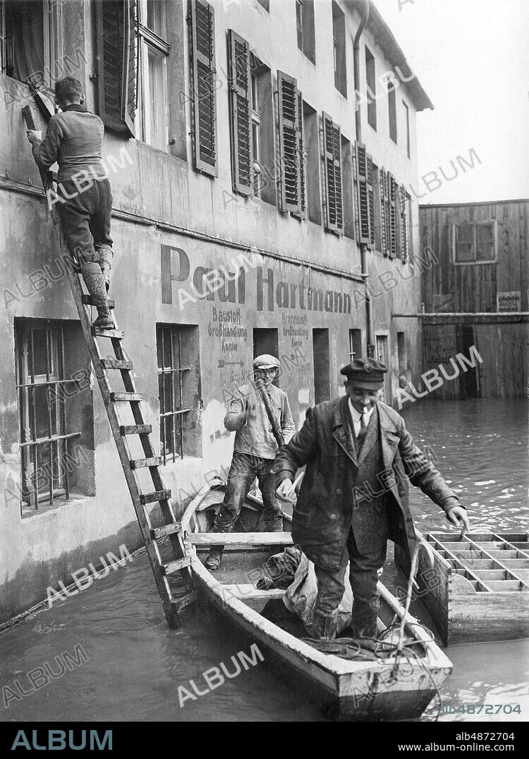 GERMANY LIEGNITZ CIRCA 1930. CATASTROPHALE FLOOD VESSEL IN SCHLESIA. The entire Oder area was flooded for miles due to heavy rainfall and dew water from the Giant Mountains. In the flooded districts of Liegnitz, the occupants of the house can only pass through pipes freely. Photo: Robert Sennecke / AB Text & Bilder / SVT / Code: 5600 Folder: German floods in Silesia 1923 B Liegnitz - current Legnica in Poland Boats Ladders sites: LIEGNITZ; SCHLESIEN; GERMANY PhotoDate: 193? - ?? - ??.