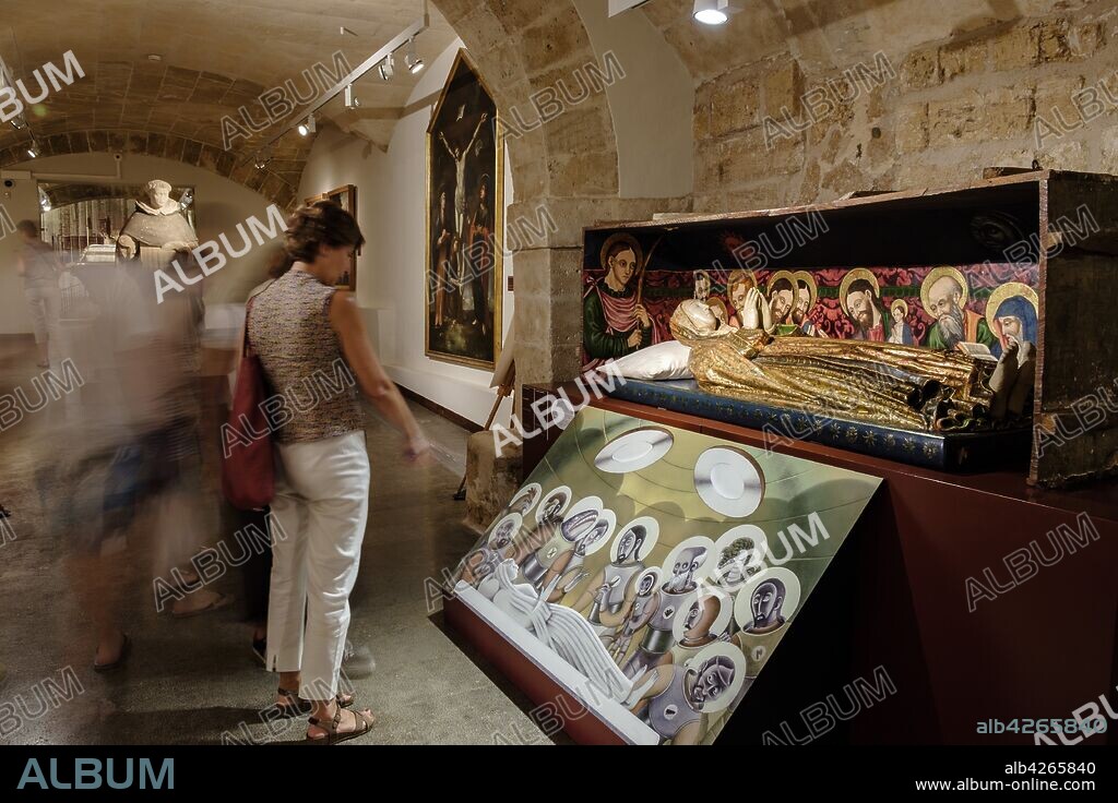 Dormición de Maria, siglo XVI, junto a pintura apócrifa de francisco Torres Linhart, temple sobre madera, Museo diocesano de Mallorca, Palma,Mallorca, balearic islands, Spain.