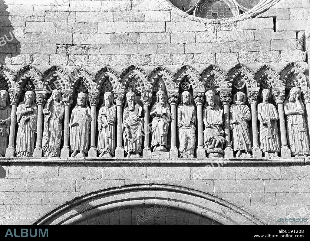 FRISO DE LA PORTADA DE LAS CADENAS DE LA CATEDRAL DE CIUDAD RODRIGO - SIGLO XIII - TRANSICION ROMANICO GOTICO - FOTOGRAFIA EN BLANCO Y.