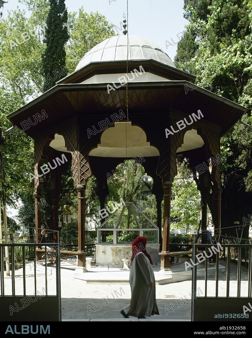 ARTE ISLAMICO. ESTILO OTOMANO. MEZQUITA MURADIYE CAMII. Construida entre los años 1424 y 1427 por orden del sultán MURAT II. Vista de la fuente de las abluciones. BURSA. TURQUIA.