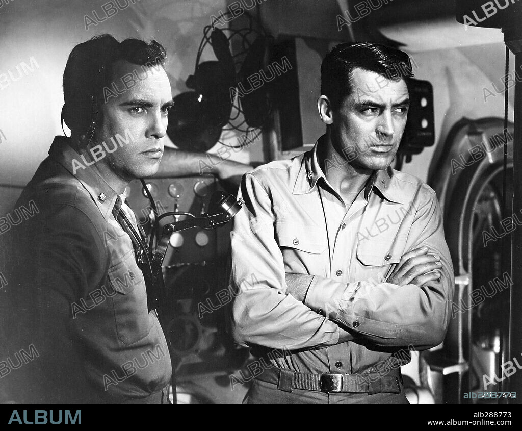 CARY GRANT en DESTINO TOKIO, 1943 (DESTINATION TOKYO), dirigida por DELMER DAVES. Copyright WARNER BROTHERS.