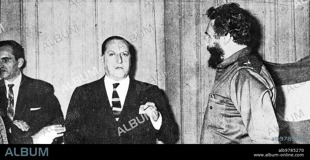 Cuba, 21/01/1960. Incidente en la televisión cubana. El embajador español desmiente las afirmaciones de Castro en el mismo estudio de televisión. En la imagen, podemos ver la entrada del embajador de España en la televisión cubana. El señor Lojendio, que lo escuchaba desde su domicilio, acudió al estudio para rebatir firme y resultamente las afirmaciones de Fidel Castro.