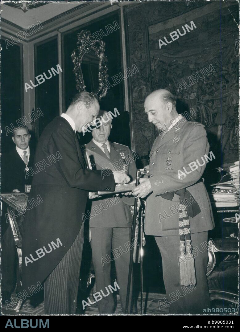 17 marzo 1964. Franco, hijo adoptivo y alcalde honorario de Madrid la corporación Municipal, Presidida por el Conde de Mayalde, Visitó en la mañana A su excelencia el jefe del estado para Cumplimentarle y Hacerle entrega de los Nombramientos de hijo adoptivo y alcalde honorario de Madrid, por acuerdo Adoptado en el último pleno del ayuntamiento de la Villa.