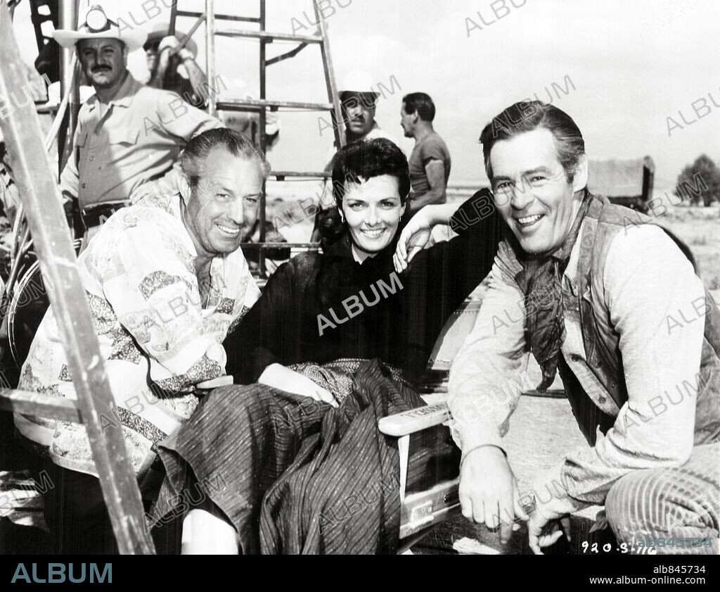 JANE RUSSELL y ROBERT RYAN en LOS IMPLACABLES, 1955 (THE TALL MEN), dirigida por RAOUL WALSH. Copyright 20TH CENTURY FOX.