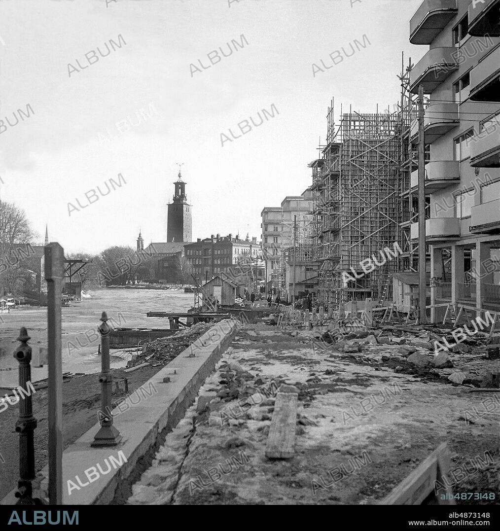 STOCKHOLM 1936-01-01. Construction of the promenade at Kungsbro beach on Kungsholmen with Serafen Hospital and City Hall in the fund. Photo: TT Historical / Code 1902.
