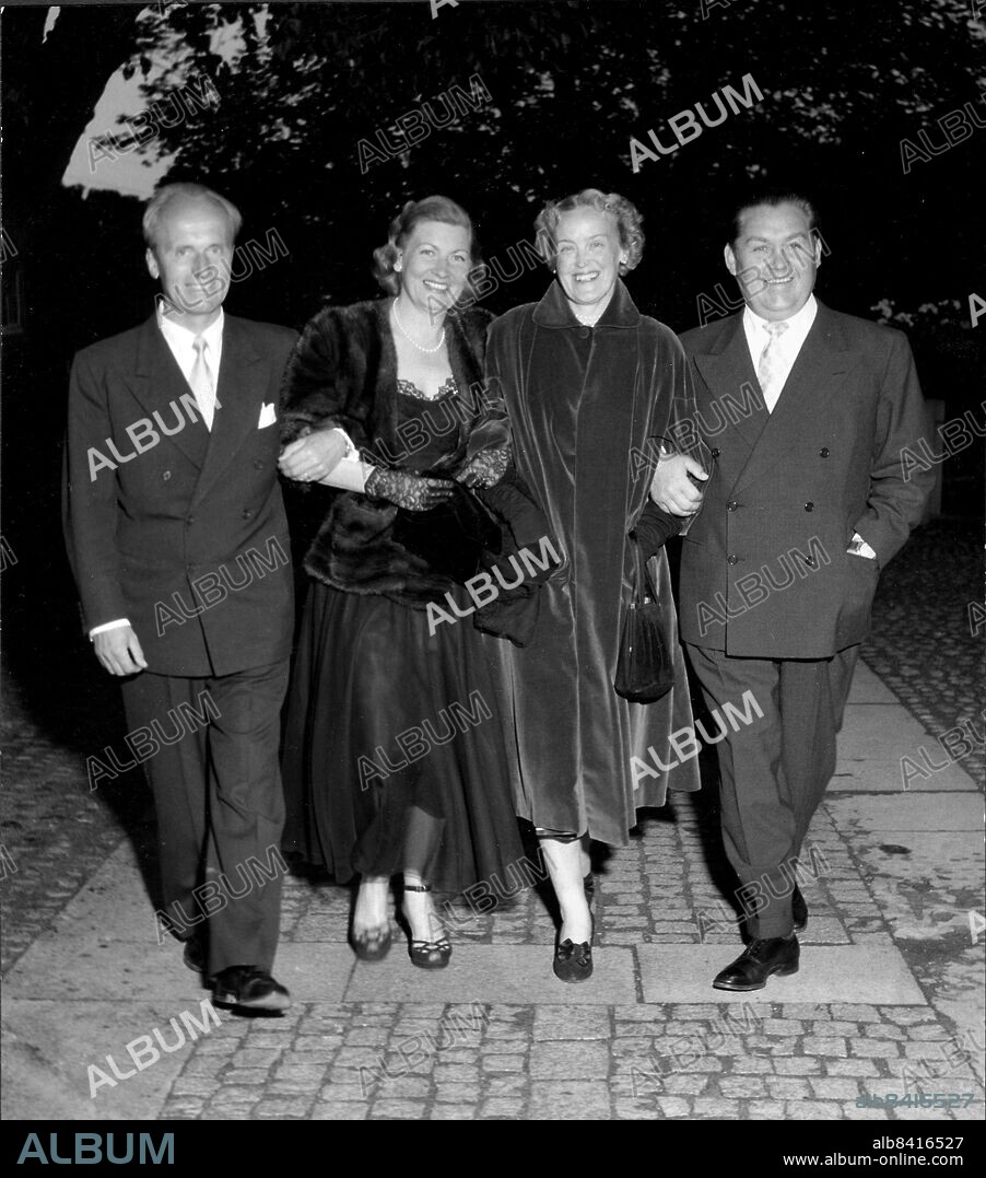 ARKIV 1952. Jussi och Anna Lisa Björling tillsammans med operachefen Set Svanholm och hans sjungande hustru Ninni, född Högstedt. Swedish opera singer Jussi Björling and his wife Anna-Lisa together with the Opera manager Set Svanholm and wife Ninni.. Bilden publicerad i Jacob Forsells bok "Jussi Sången Männniskan Bilderna".. Foto: Roland Jansson / DN / TT / Kod: 29. ** SVD OUT **.