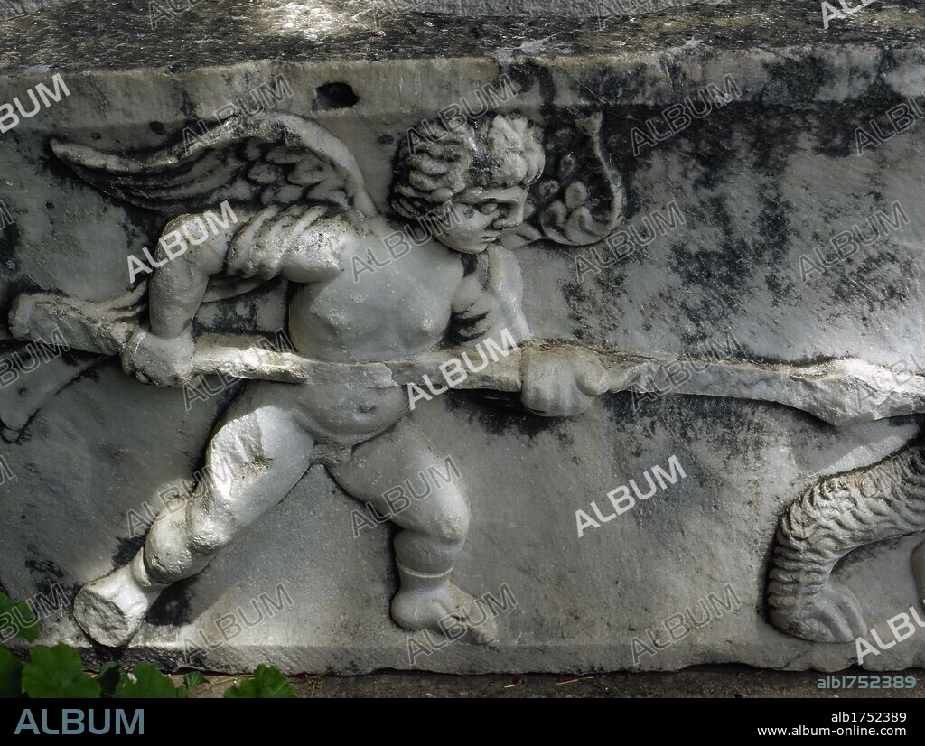 ARTE ROMANO. TURQUIA. Detalle de un RELIEVE de época romana, con la representacion de un amorcillo con lanza. Museo de la ciudad de MILETO.
