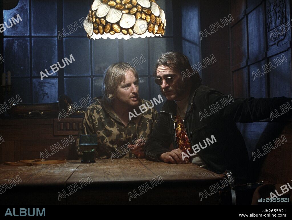 JOAQUIN PHOENIX and OWEN WILSON in INHERENT VICE, 2014, directed by PAUL THOMAS ANDERSON. Copyright WARNER BROS.