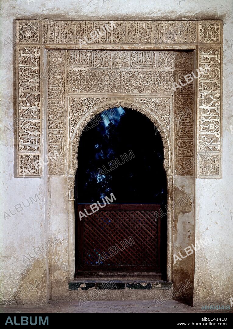 AUTOR LIBRE 01307. VENTANA CON RELIEVES ALJAMIA Y TABLERO ENJARETADO - FOTO AÑOS 70.