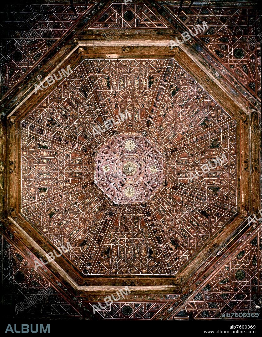 ARTESONADO MUDEJAR PROCEDENTE DEL SANTUARIO DE SAN ROMAN DEL VALLE REALIZADO A FINALES DEL SIGLO XV INSTALADO EN LA TORRE DEL CARACOL DE BENAVENTE.