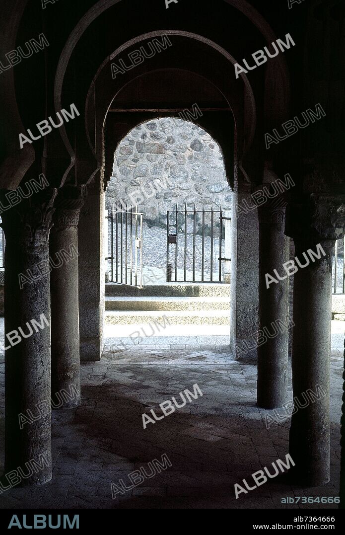 CAPITELES VISIGODOS DE LA IGLESIA DEL CRISTO DE LA LUZ O MEZQUITA DE BAB AL MARDUM CONSTRUIDA EN EL AÑO 999.