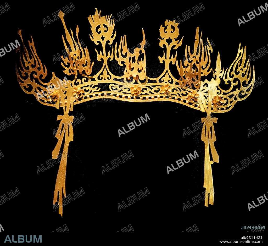 Goguryeo kingdom, Korea: gilt-bronze crown, 5-6th century. This accessory, found in Jian, China, is also set upright and resembles a bird feather, indicating the social status and authority of the ruling class. Goguryeo (37 BC-668 AD).