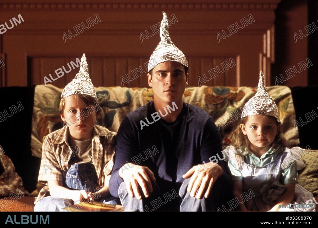 ABIGAIL BRESLIN, JOAQUIN PHOENIX und RORY CULKIN in SIGNS, 2002, unter der Regie von M. NIGHT SHYAMALAN. Copyright TOUCHSTONE PICTURES.