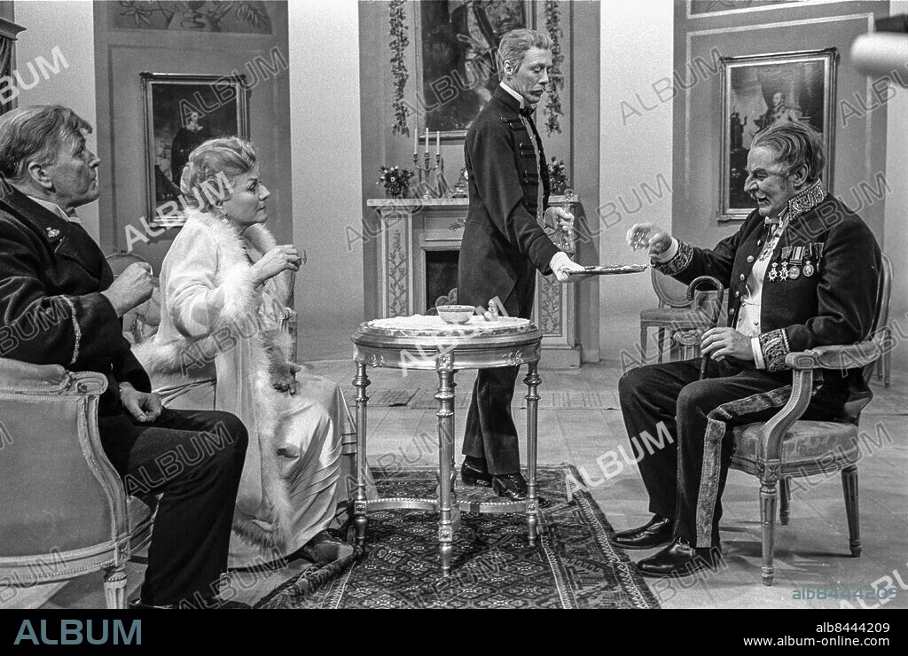 ARKIV 196503.. HANS NÅDS TESTAMENTE. Lustspel i TV av Hjalmar Bergman i regi av Jan Molander.. Sänt första gången 1965-12-26.. Här ses bl.a. skådespelarna Allan Edwall (3:e fr.v.), i rollen som hovmästaren Vickberg, Gunnar Björnstrand (t.h,), som Baron Roger Bernhusen de Sars, och Karin Kavli, som Julia Hyltenius, i en scen under inspelningen.. Foto: Bertil S-son Åberg / SVT / Kod: 5600. Reportage publ i RiR 52/65. RiR 17601. sv/v neg.