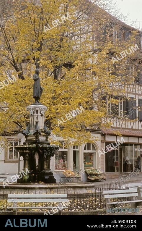 Colmar (Haut-Rhin), Place des Six montagnes noires, avec Fontaine Roesselmann (J.Rösselmann, maire de Colmar (1200-1262), statue de bronze, 1888, de F. A. Bartholdi). Vue.