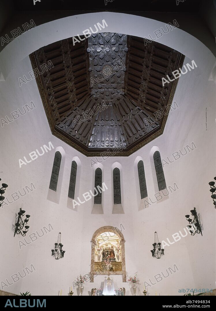 INTERIOR DEL PRESBITERIO Y ARTESONADO DE LA CUPULA DE LA IGLESIA DE SANTA ANA DE GUADIX.