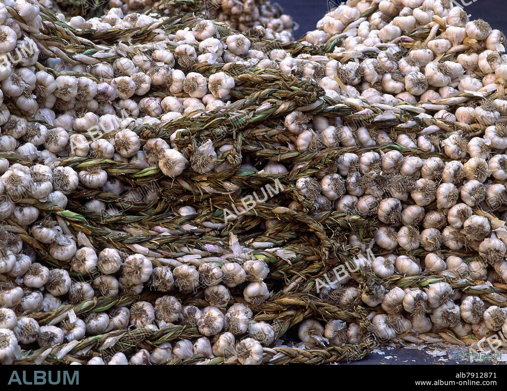 RISTRAS DE AJOS AMONTONADAS.