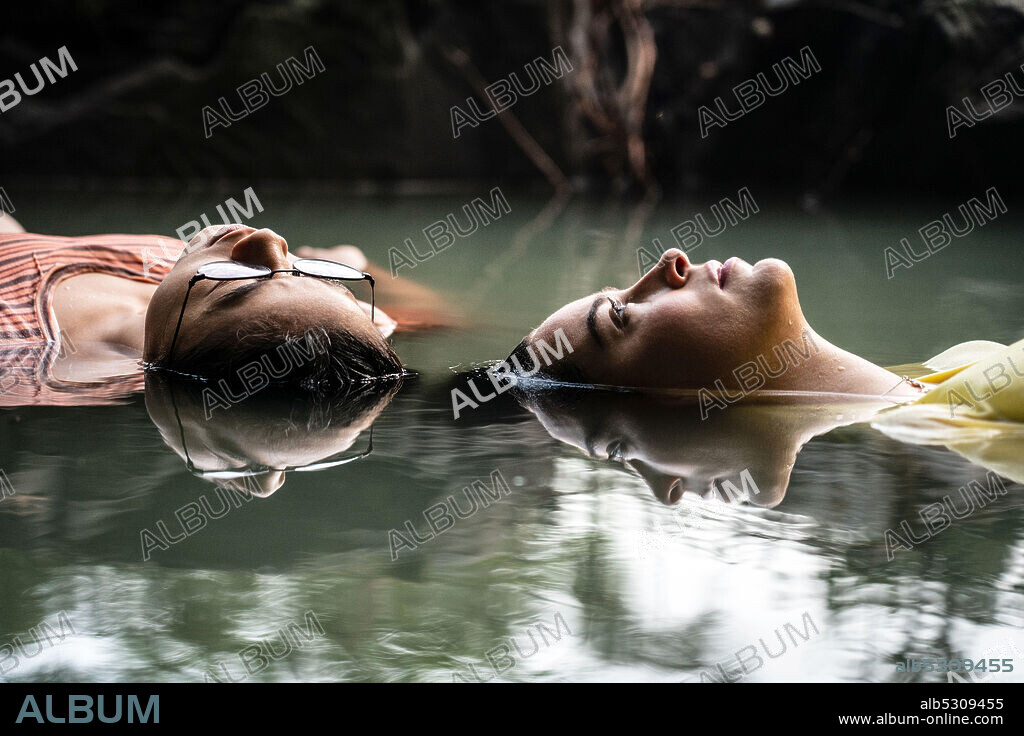 ALEXXIS LEMIRE and LEAH LEWIS in THE HALF OF IT, 2020, directed by ALICE WU. Copyright Likely Story.