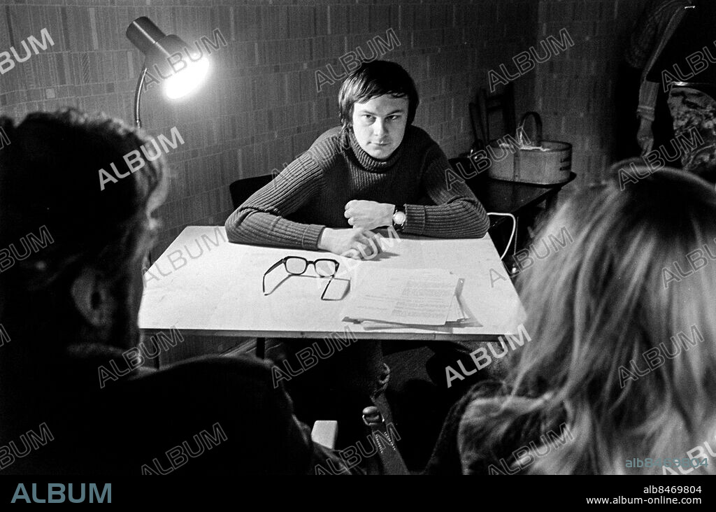 1971-01-13.. Inspelning av DEN TUNNA HINNAN SOM SPRAKAR AV FÄRG.. Nu-teater i TV av Sven Fagerberg, i regi av Ingemar Leijonborg.. Sänt första gången 1971-01-31.. Här ses från vänster skådespelaren Keve Hjelm, som Fredrik, regissören Ingemar Leijonborg, och skådespelerskan Eva Thölin, som Jessica.. Foto: Bo-Aje Mellin / RiR / SVT / Kod: 5600. Notis publ. i RiR 6/71 sid. 27.. RiR 20044 sv/v neg. Trio.