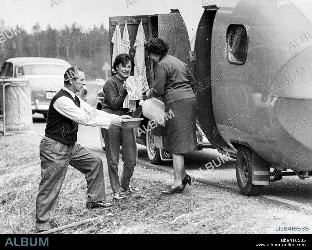 1962-05-07. Frv Folke, Kristin och Elsa Thynell trivs bäst med campingvagn på E4:an. Foto: Lars Olsson / DN / TT / Kod: 45. ** SvD OUT **.