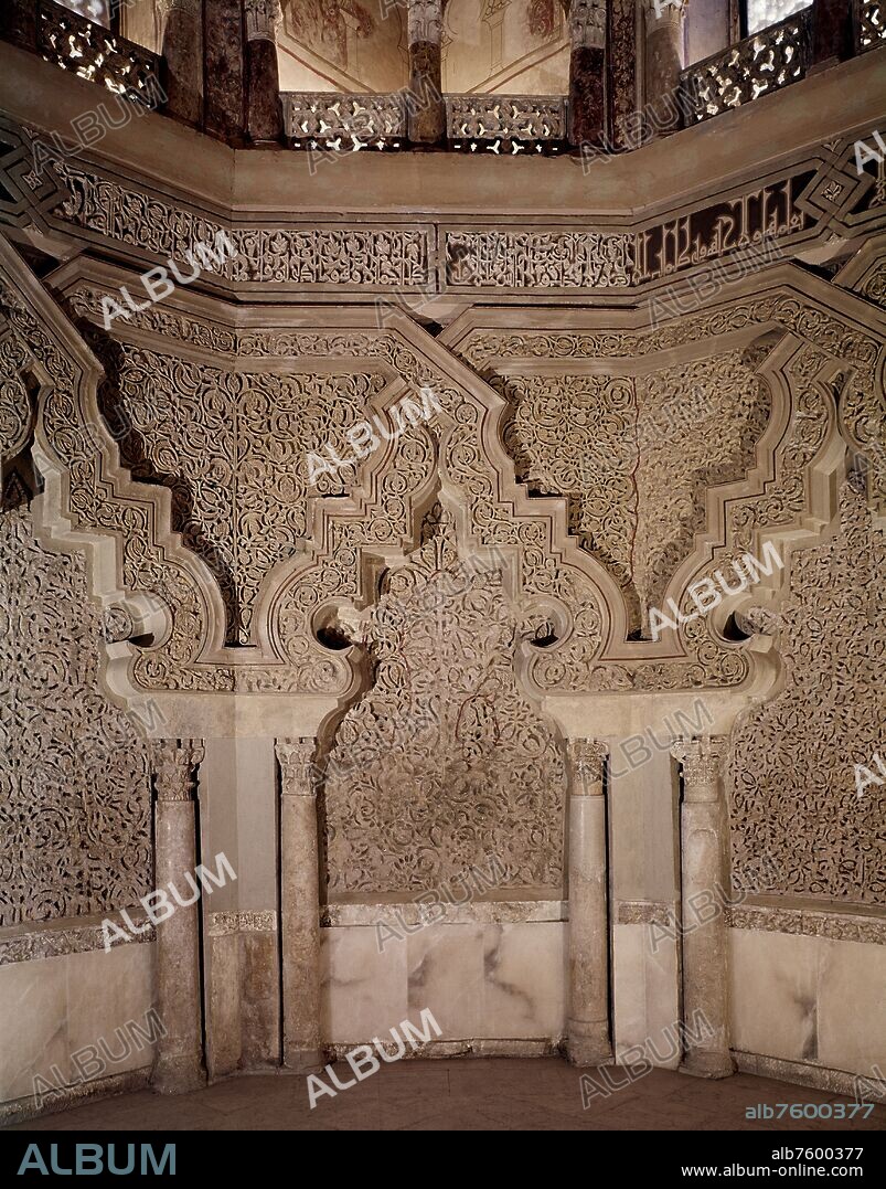 ORATORIO DE LA MEZQUITA DE LA ALJAFERIA DE ZARAGOZA - DECORACION DE ATAURIQUES - ARCOS MIXTILINEOS - SIGLO XI.