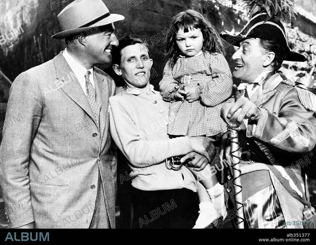 TOTO and VITTORIO DE SICA in THE GOLD OF NAPLES, 1954 (L' ORO DI NAPOLI), directed by VITTORIO DE SICA. Copyright PARAMOUNT PICTURES.