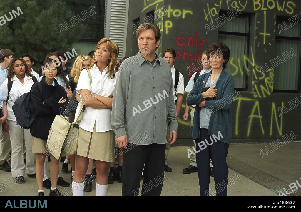 ELIZABETH THAI, MANDY MOORE and MARTIN DONOVAN in SAVED!, 2004, directed by BRIAN DANNELLY. Copyright UNITED ARTISTS / PERA, DIYAH.