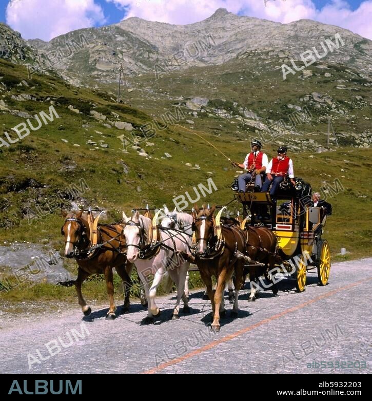 St. Gotthard-Paß (2108 m), historische 'St. Gotthard-Postkutsche' (aus der Zeit von 1830 - 1880/1890, als der Gotthard mit Kutschen überquert werden konnte) unterhalb der Paßhöhe nach der Auffahrt von Hospental (bei Andermatt). Foto 17.8.1993. Schweiz, Tessin. St. Gotthard, Tessin, Schweiz.