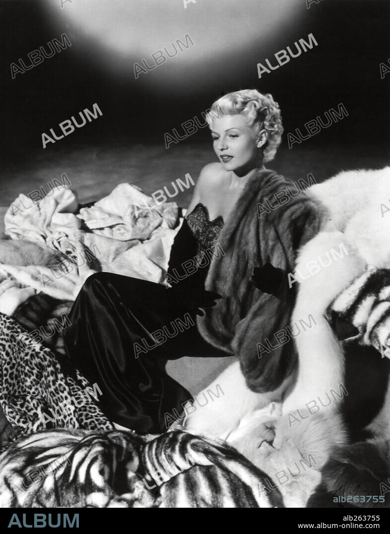RITA HAYWORTH dans THE LADY FROM SHANGHAI, 1947, réalisé par ORSON WELLES. Copyright COLUMBIA PICTURES / COBURN, BOB. Custome by Jean Louis.