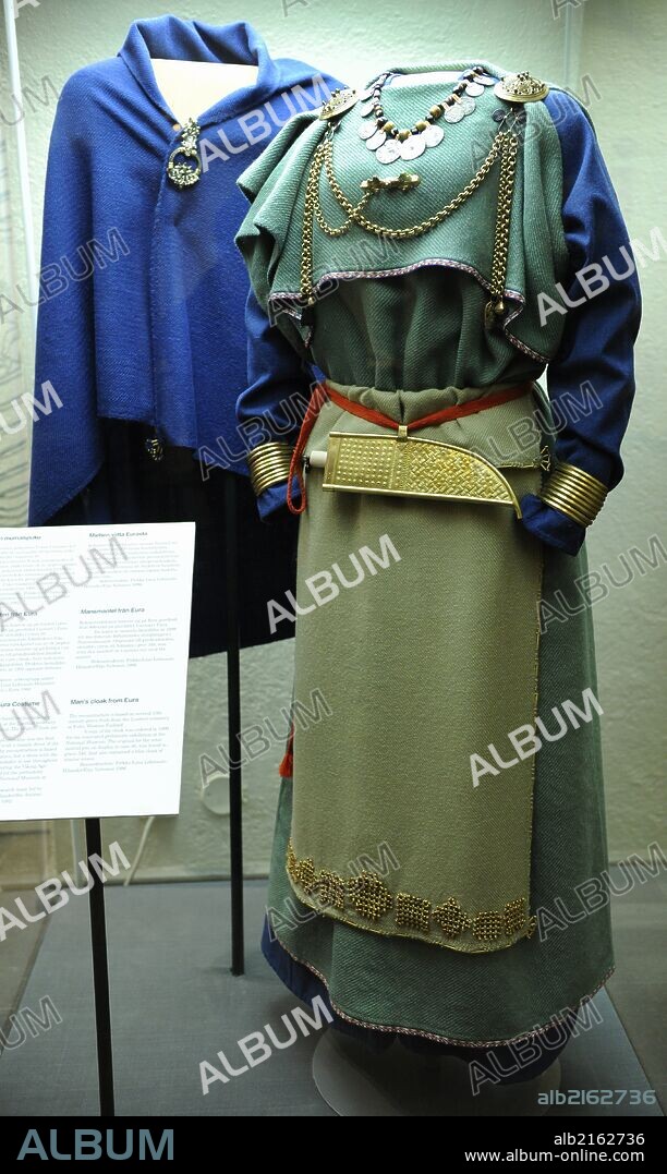 Indumentaria. Probablemente de época vikinga. Reconstrucción de un traje femenino en base a los hallazgos encontrados en las tumbas del siglo XII del cementerio de Eura, Finlandia. The National Museum of Finland. Helsinki.