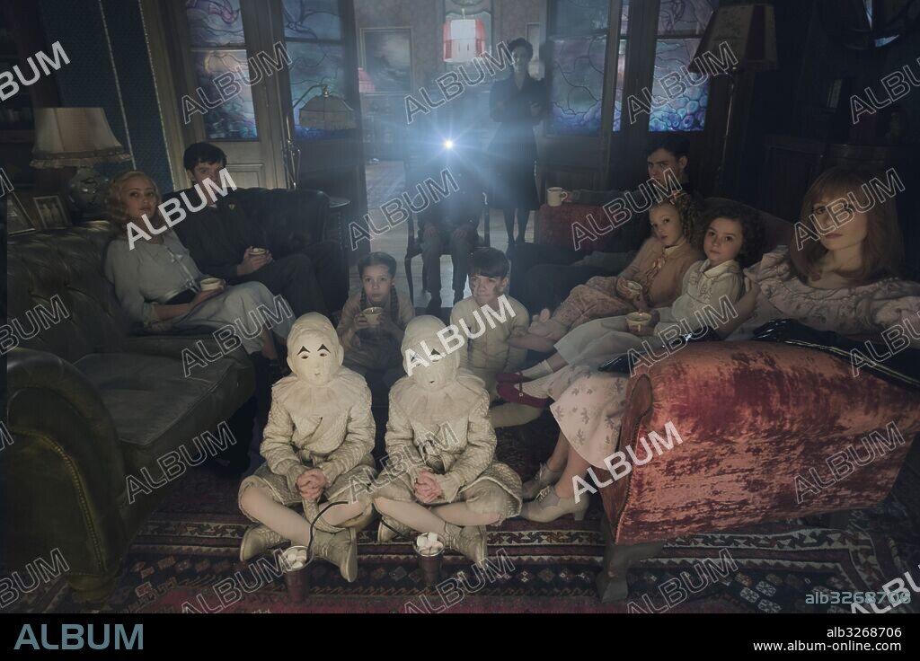 ASA BUTTERFIELD, ELLA PURNELL, EVA GREEN, MILO PARKER, PIXIE DAVIES, RAFFIELLA CHAPMAN y THOMAS ODWELL en EL HOGAR DE MISS PEREGRINE PARA NIÑOS PECULIARES, 2016 (MISS PEREGRINE'S HOME FOR PECULIAR CHILDREN), dirigida por TIM BURTON. Copyright CHERNIN ENTERTAINEMENT/ ST. PETERSBURG CLEARWATER FILM COMMI.