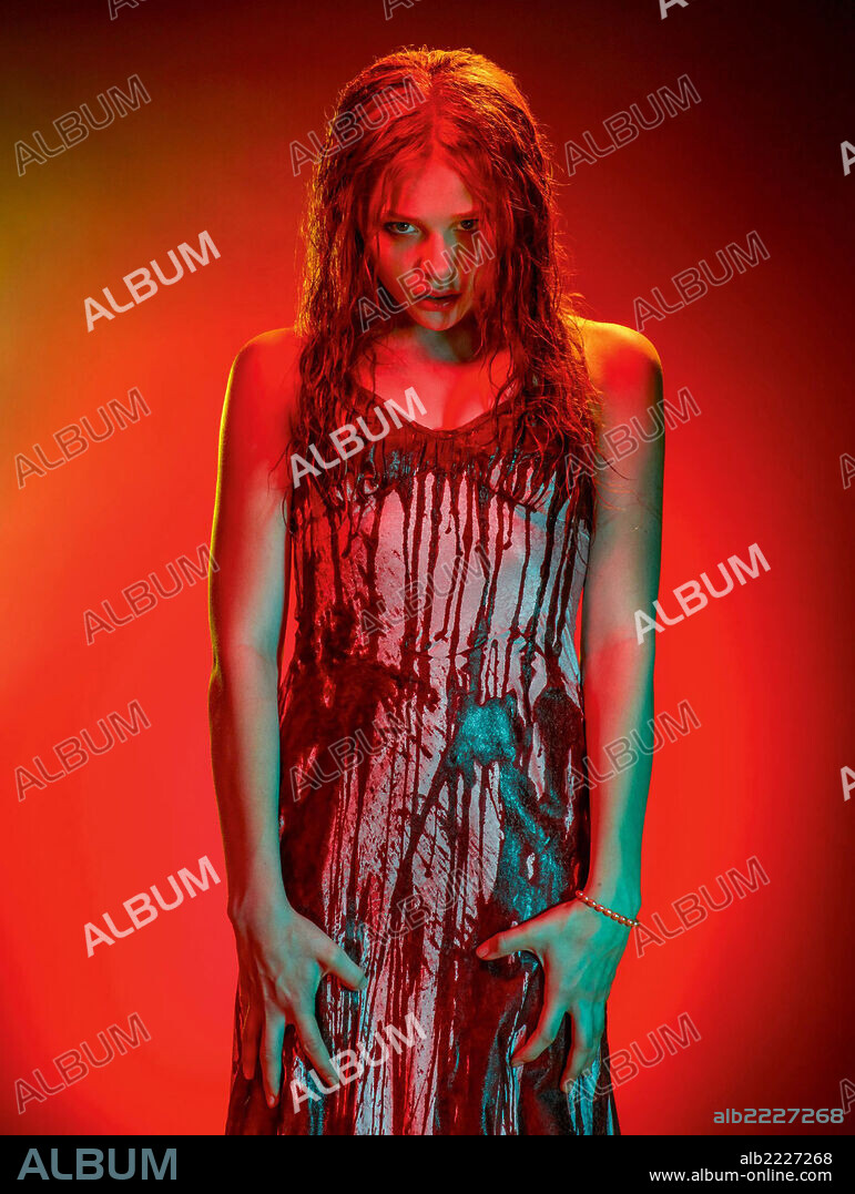 CHLOE GRACE MORETZ in CARRIE, 2013, directed by KIMBERLY PEIRCE. Copyright SCREEN GEMS.