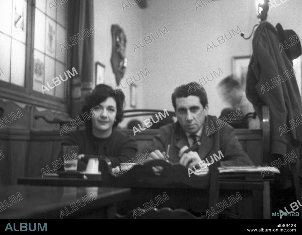 La escritora española Ana María Matute con su marido, el escritor Ramón Eugenio de Goicoechea, en la cervecería Heidelberg de Barcelona en el año 1962.