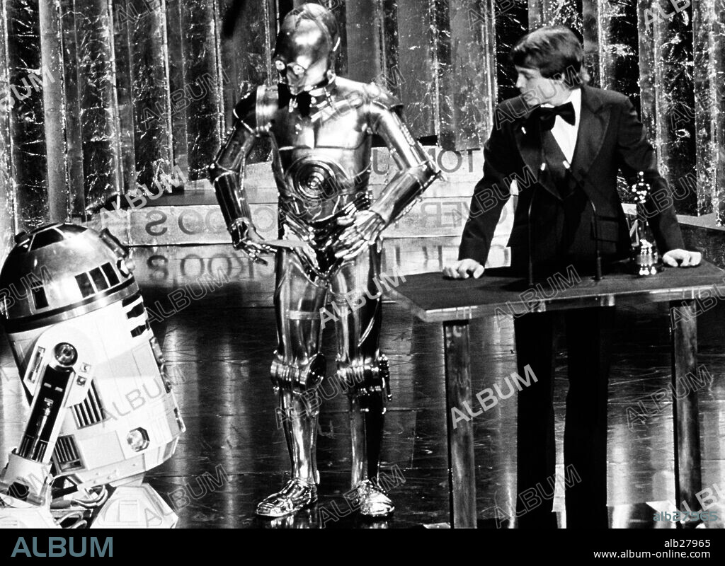 C-3PO, MARK HAMILL y R2-D2 en HISTORIA DEL CINE: OSCARS (FILM HISTORY: OSCARS). 50ª Edición de los Premios Oscar / 1978. 
Mark Hamill y los robots R2-D2 y C-3PO en la ceremonia de los Oscars de 1978. 1978
