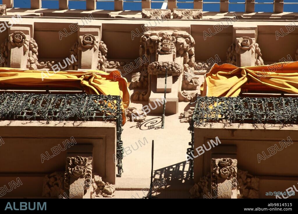 Zaragoza. 21/01/2013. Detalle de la fachada del Antiguo Casino Mercantil de arquitectura modernista.