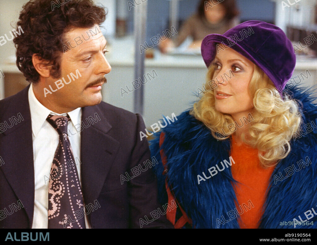 CATHERINE DENEUVE and MARCELLO MASTROIANNI in A SLIGHTLY PREGNANT MAN, 1973 (L' EVENEMENT LE PLUS IMPORTANT DEPUIS QUE L'HOMME A MARCHE SUR LA LUNE), directed by JACQUES DEMY. Copyright LIRA FILMS/ROAS PROD.