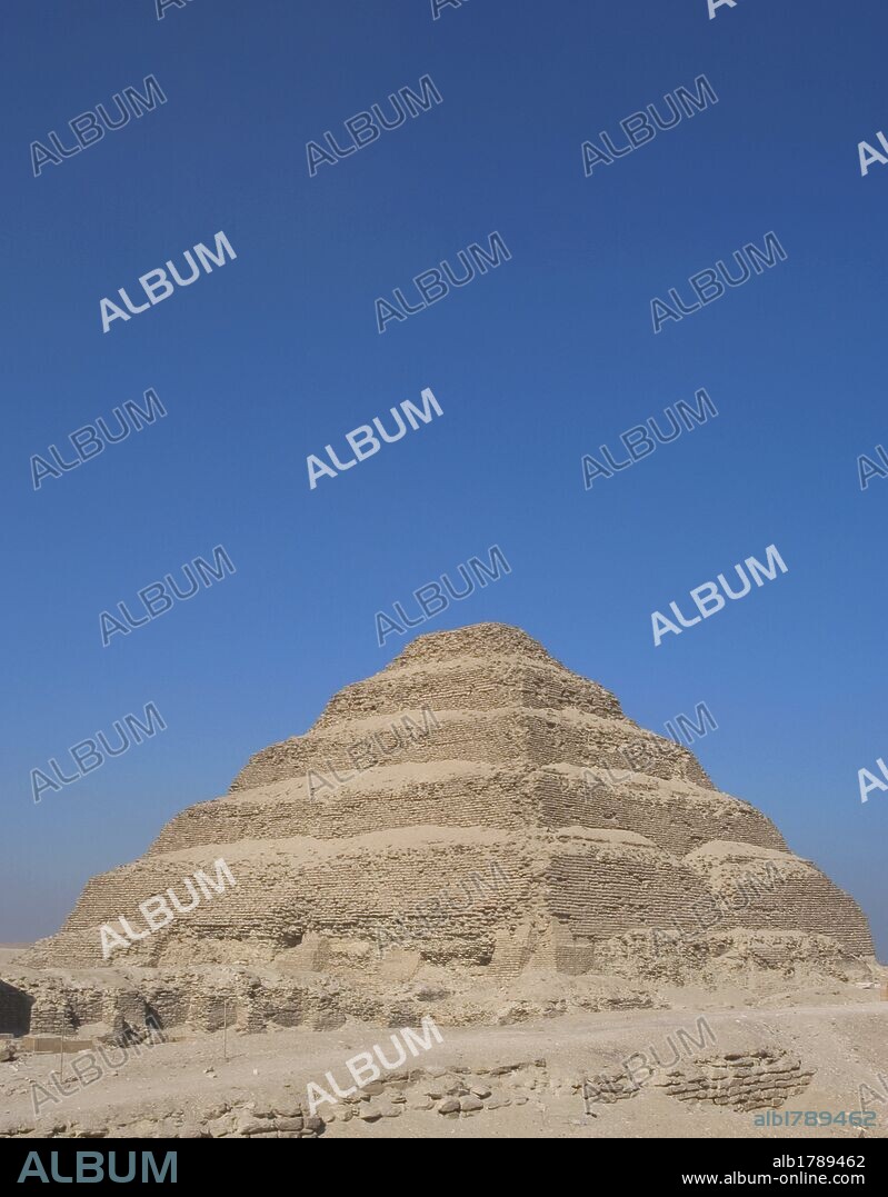 ARTE EGIPCIO. PIRAMIDE DE NETCHERJET (ZOSER) o "PIRAMIDE ESCALONADA". Tumba del Dyoser, segundo emperador de la III DINASTIA y de varios miembros de su familia. Edificada por IMHOTEP, primer arquitecto del que se conoce el nombre, entre (2635-2615 a. C). Se trata de una MASTABA escalonada por 6 escalones. IMPERIO ANTIGUO. Necrópolis de SAKKARA. Egipto.