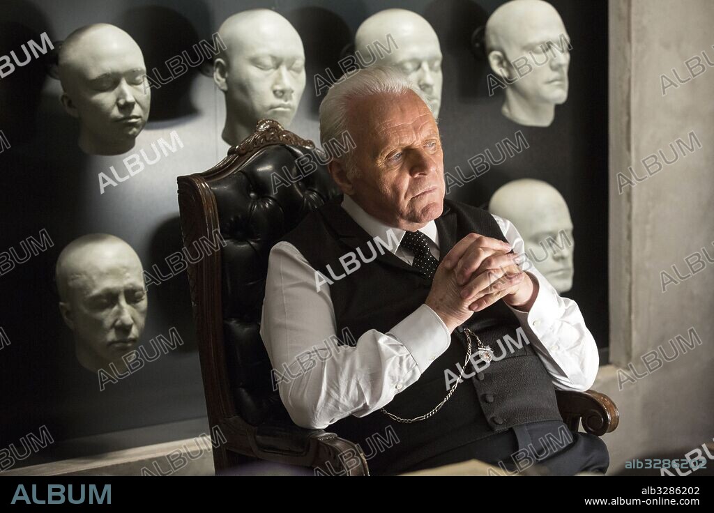 ANTHONY HOPKINS en WESTWORLD, 2016, dirigida por JONATHAN NOLAN. Copyright WARNER BROS. TELEVISION. Temporada 1.