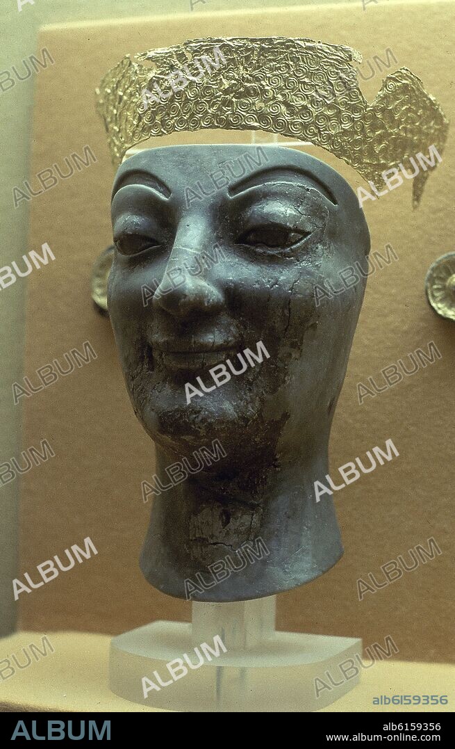 CABEZA CRISELEFANTINA POSIBLE REPRESENTACION DE ARTEMISA - SIGLO VII AC - PROCEDENTE DE JONIA - ORO Y MARFIL.