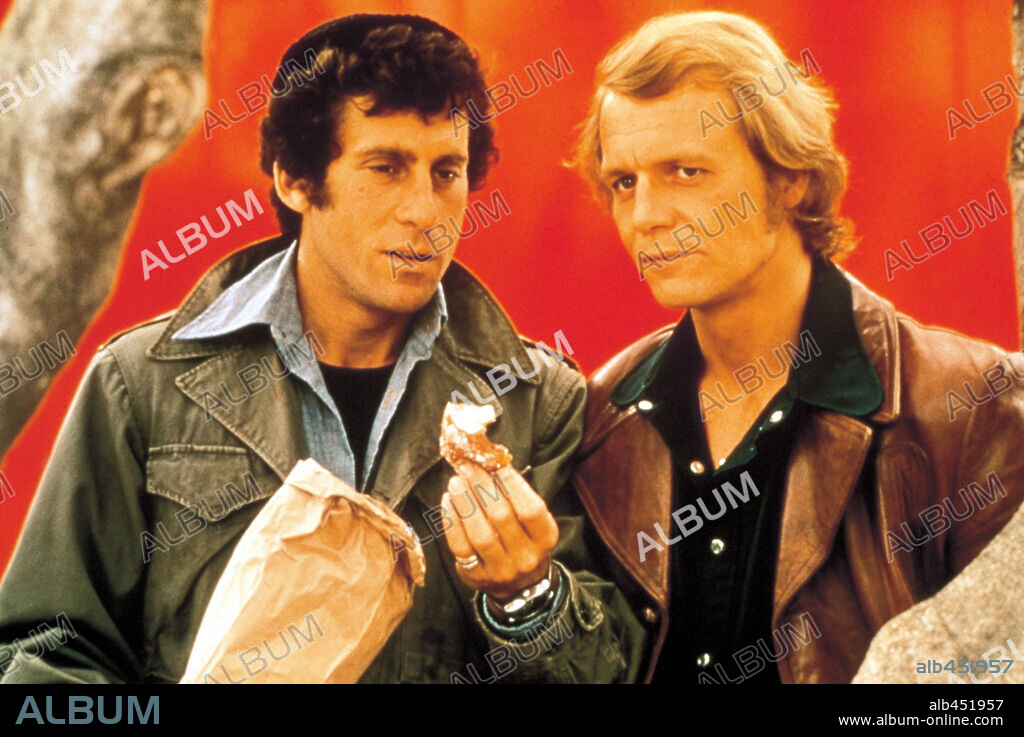 DAVID SOUL et PAUL MICHAEL GLASER dans STARSKY AND HUTCH, 1975, réalisé par DON WEIS, EARL BELLAMY, GEORGE MCCOWAN et PAUL MICHAEL GLASER. Copyright SPELLING-GOLDBERG PRODUCTIONS.