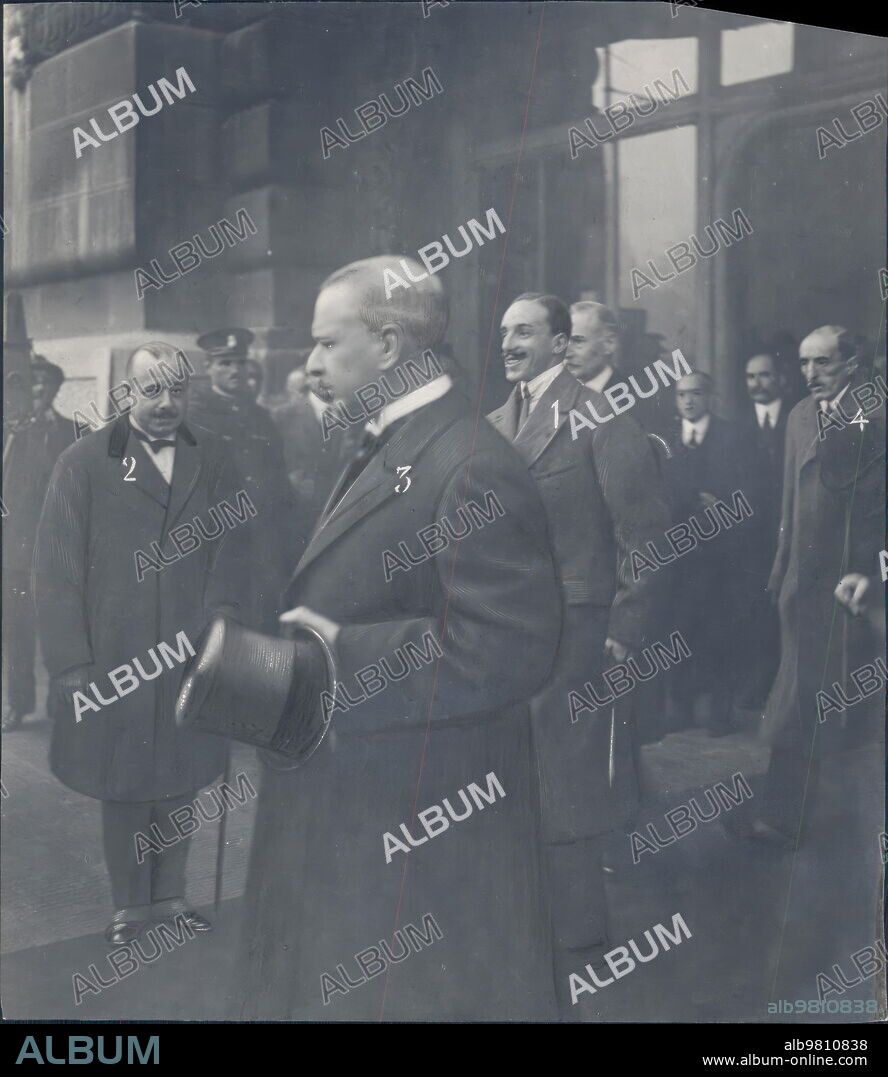 Octubre 1919. El Rey de España en Paris. S.M. D. Alfonso Xiii (1), con el embajador Sr. Quiñones de León (2), y los Marqueses de Viana (3) y la Torrecilla (4), al salir de la estación del quia D'Orsay.