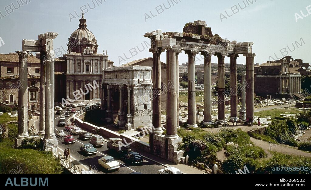 VISTA DEL FORO CON EL TEMPLO DE SATURNO EN PRIMER TERMINO, ARCO DE SEPTIMIO SEVERO E IGLESIA DE SANTI MARTINO E LUCA.