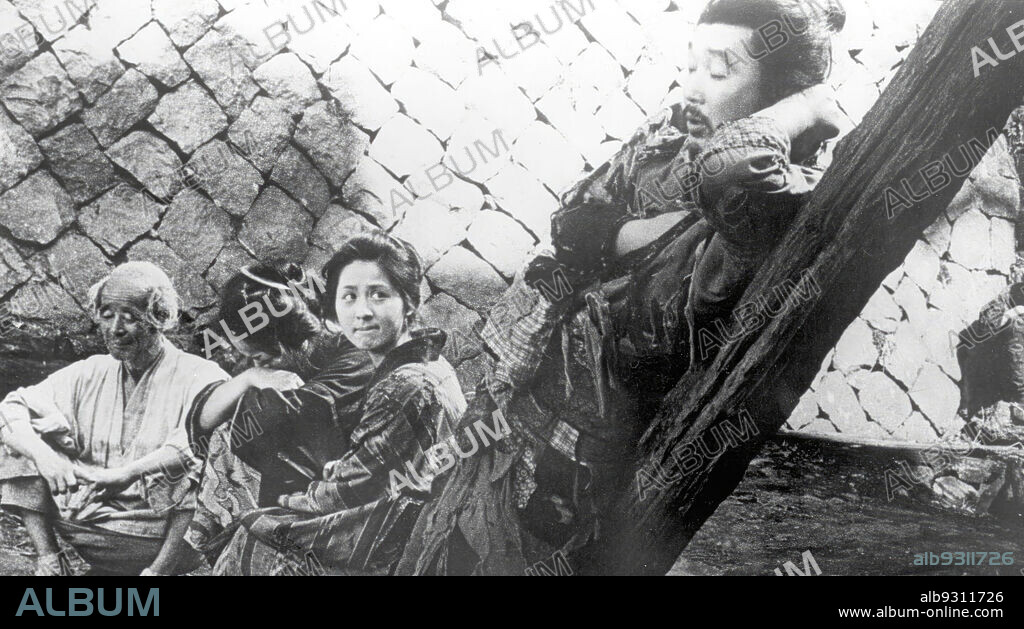 BOZUKEN HIDARI, KYOKO KAGAWA y MINORU CHIAKI en LOS BAJOS FONDOS, 1957 (DONZOKO), dirigida por AKIRA KUROSAWA. Copyright Toho.