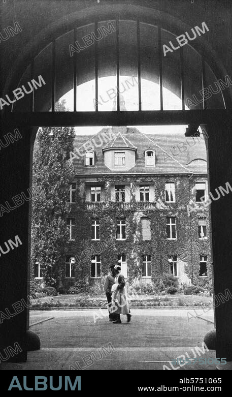 Berlin-Wedding, Jüdisches Krankenhaus, Schulstraße 79/. Iranisches Straße 2, heute Heinz-Galinski-Straße (eingeweiht 1914; Arch.: Friedrich Körte u. Konrad Reimer). Teilansicht. Foto, Abraham Pisarek, undat. (um 1934).