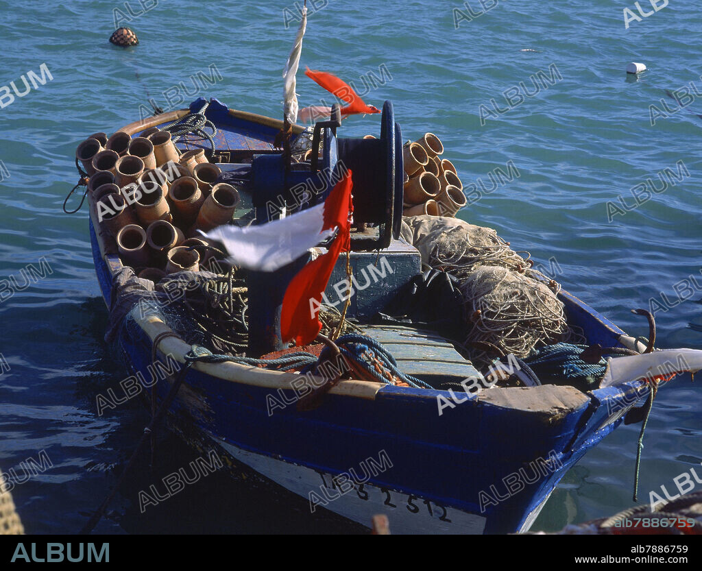 PUERTO - BARCO CON TRAMPAS PARA PULPO.