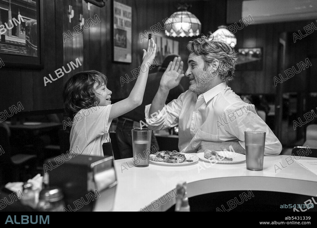 JOAQUIN PHOENIX and WOODY NORMAN in C'MON C'MON, 2021, directed by MIKE MILLS. Copyright A24 / Bron Creative.