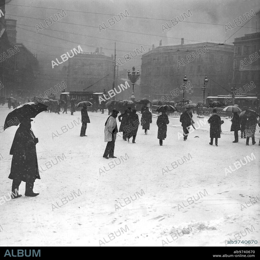 16 enero 1914. La primera nevada del año en Madrid. Aspecto que ofrecía la Puerta del Sol durante la nevada en las primeras horas de la mañana.