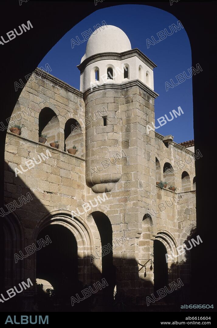 PEDRO LARREA-ARQUITECTO DEL SIGLO XVI. TORRE ADOSADA AL MURO EN EL CLAUSTRO DEL CONVENTO DE SAN BENITO DE ALCANTARA.