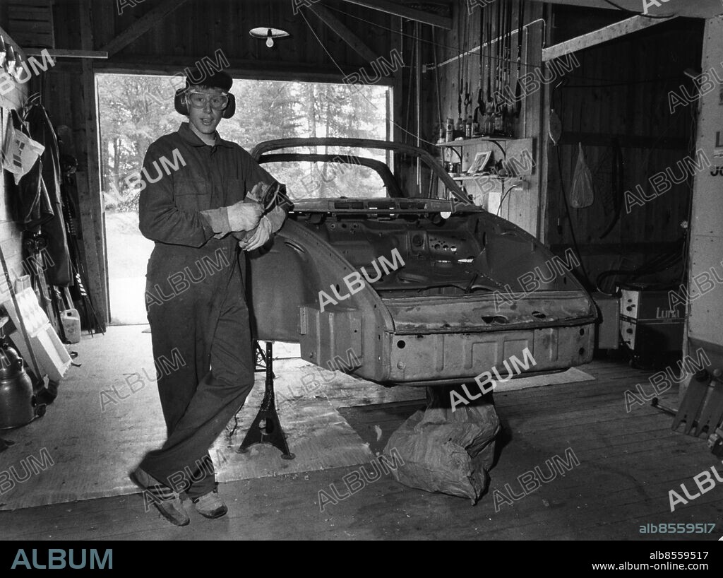 ARKIV CA 1983-07-20. Svenske längdskidåkaren Gunde Svan mekar med sin Porsche hemma i garaget i Järna omkring 20:e juli 1983.. Foto: Lars Hedberg / SvD / SCANPIX / Kod: 11014.